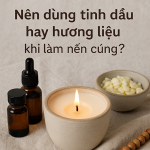 Nến cúng từ sáp nành đang cháy trong chén gốm, bên cạnh lọ tinh dầu và bát sáp vụn, tạo nên không gian tinh tế, giúp minh họa sự khác biệt giữa tinh dầu và hương liệu khi làm nến cúng.