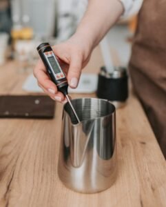 Đo nhiệt độ khi nấu sáp